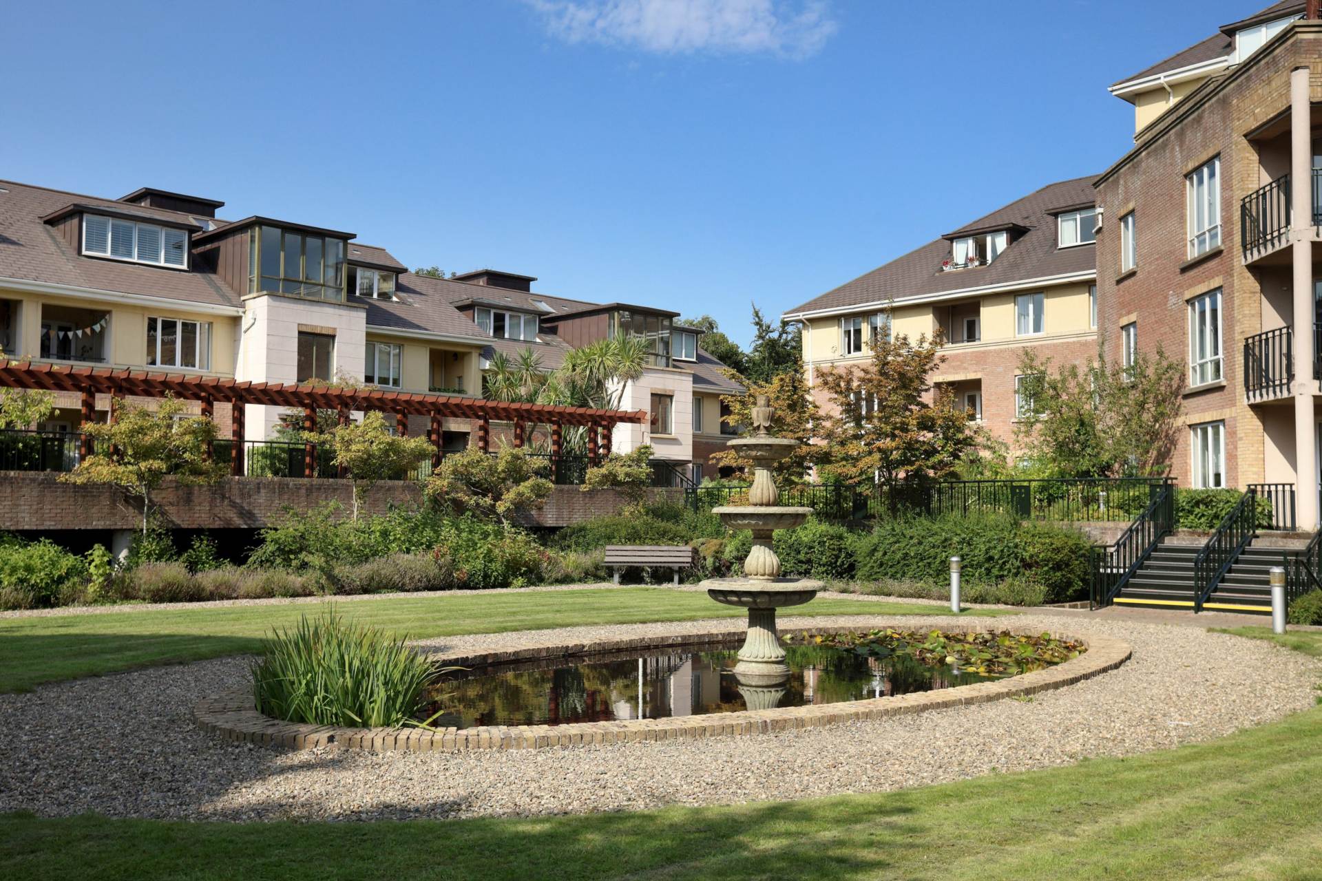 Linden Square, Grove Avenue