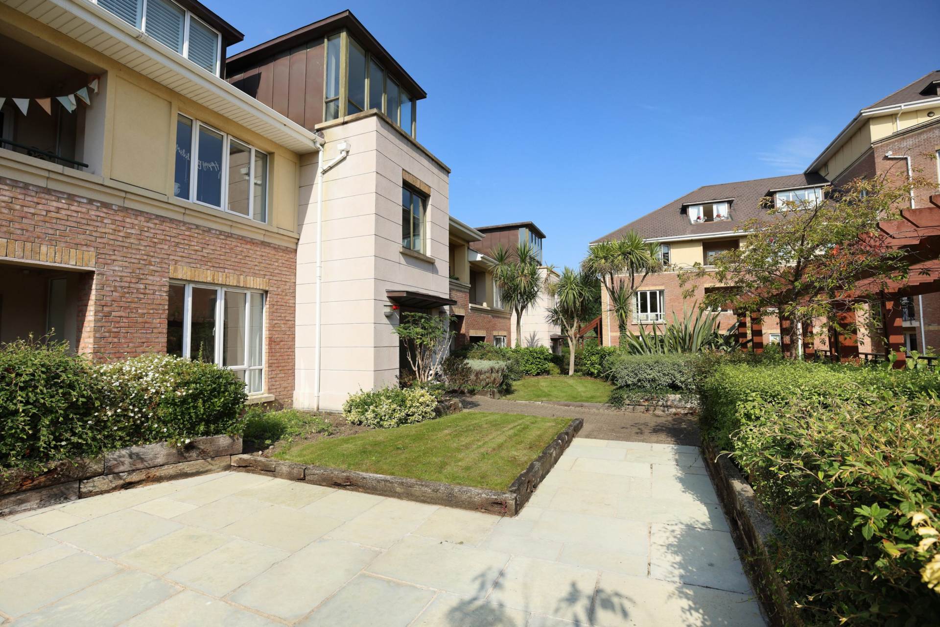 Linden Square, Grove Avenue