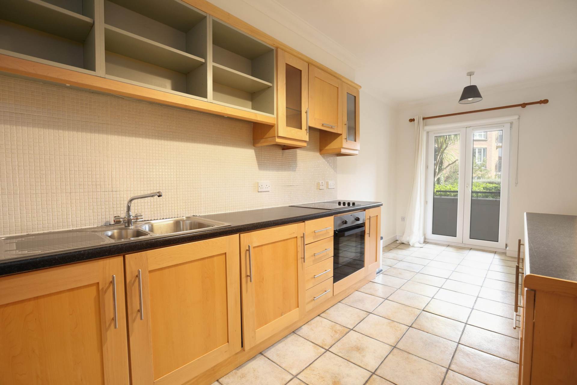 Linden Square, Grove Avenue