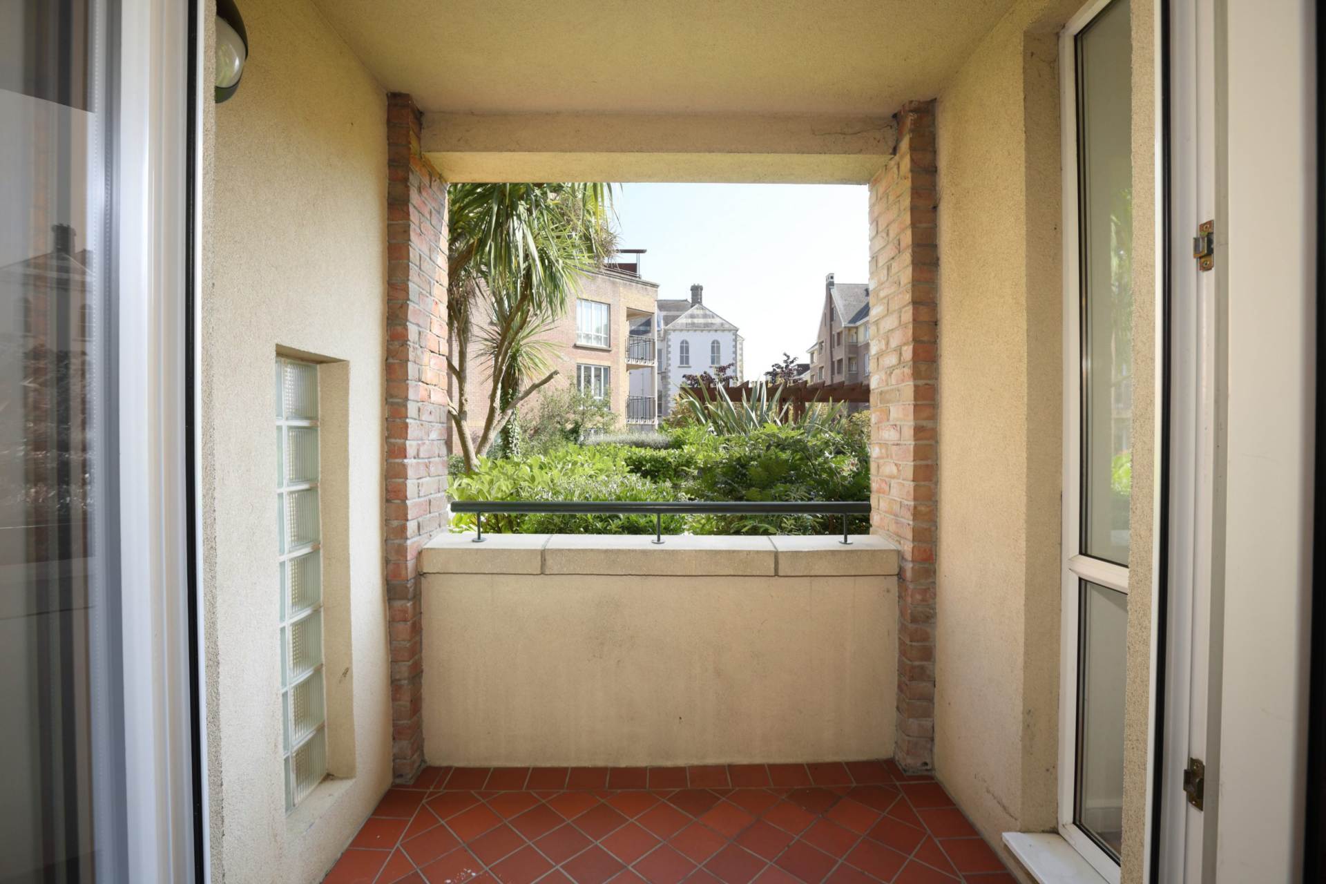 Linden Square, Grove Avenue