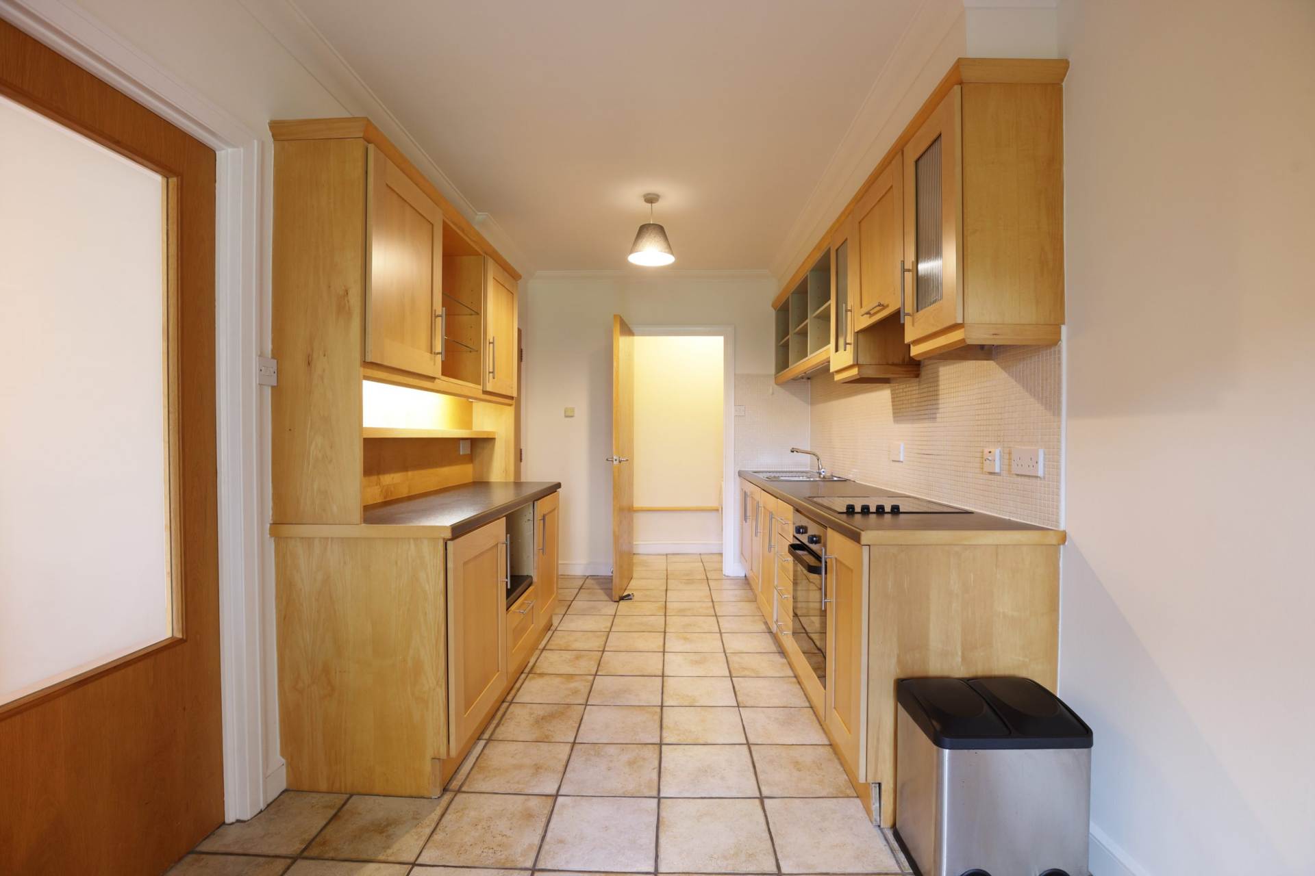 Linden Square, Grove Avenue