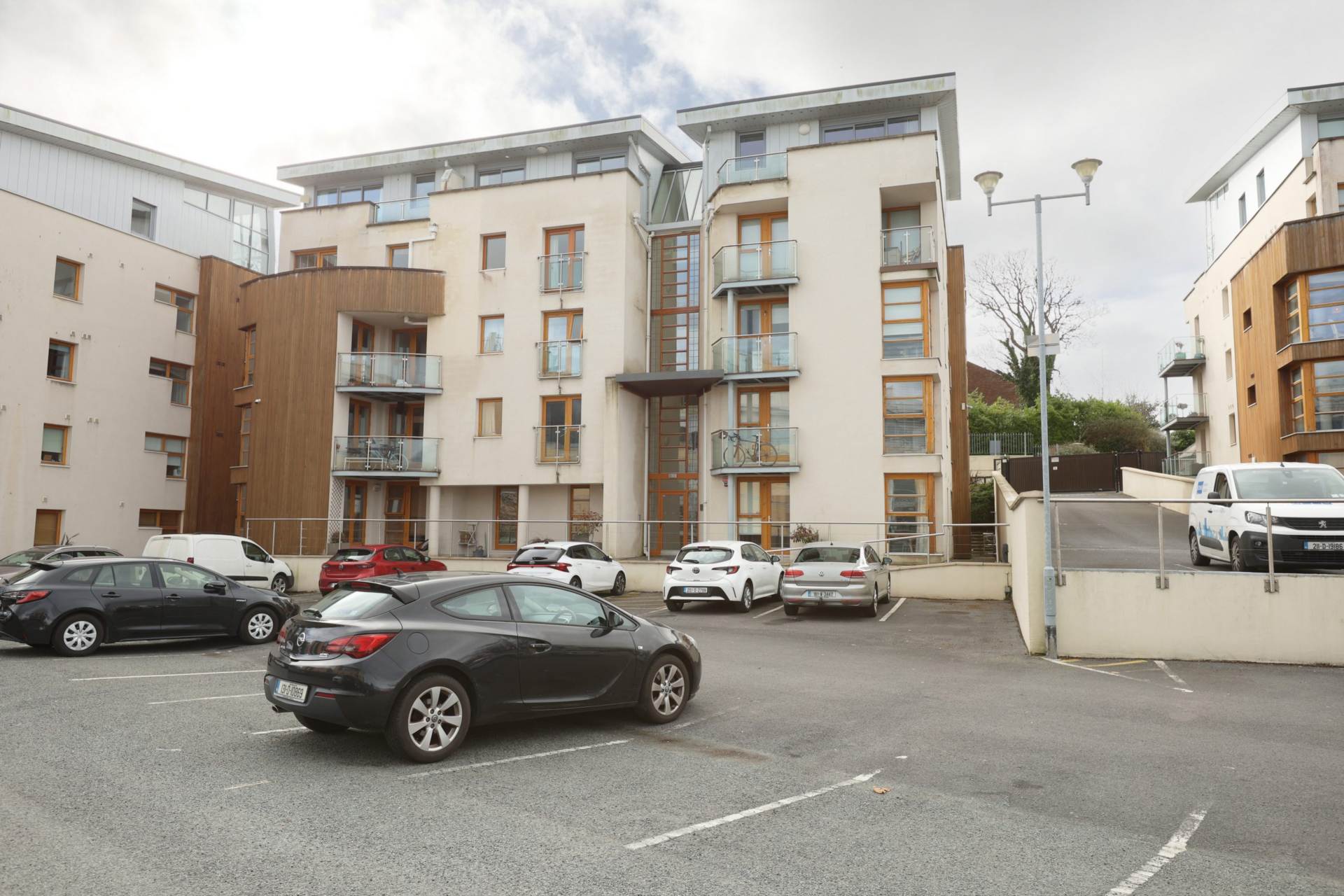 Dundrum Gate, Ballinteer Road