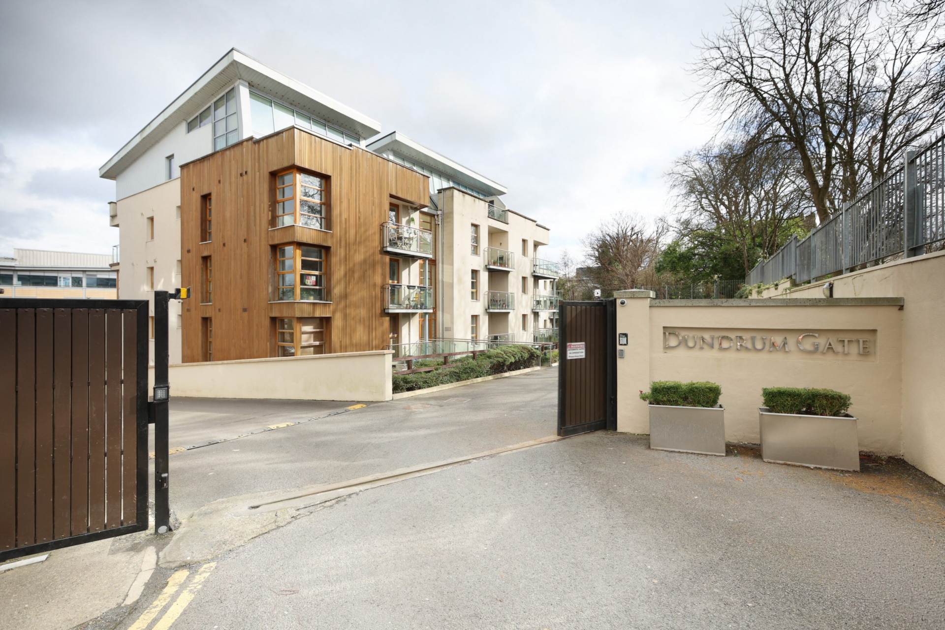 Dundrum Gate, Ballinteer Road