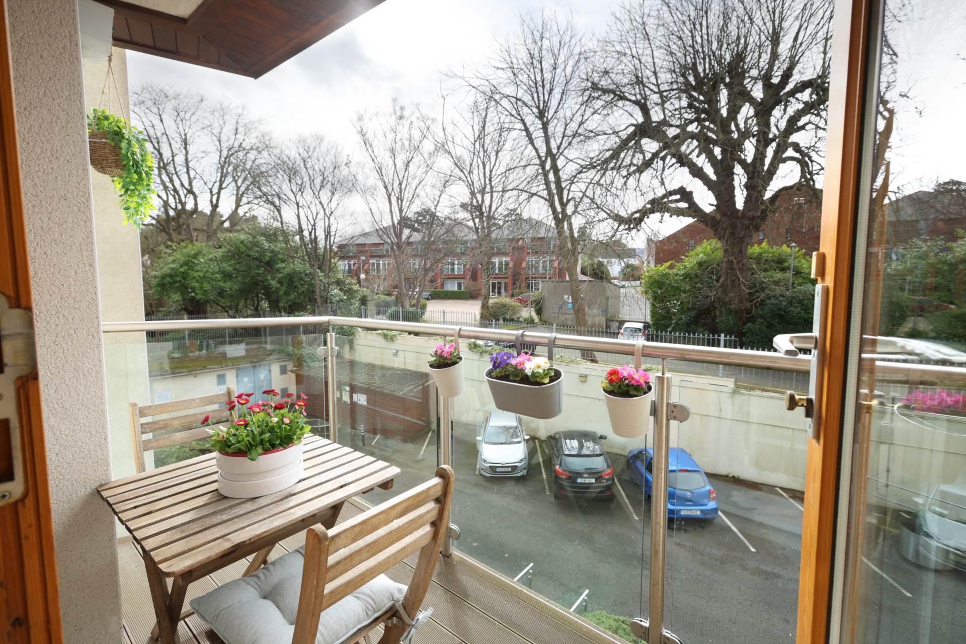 Dundrum Gate, Ballinteer Road