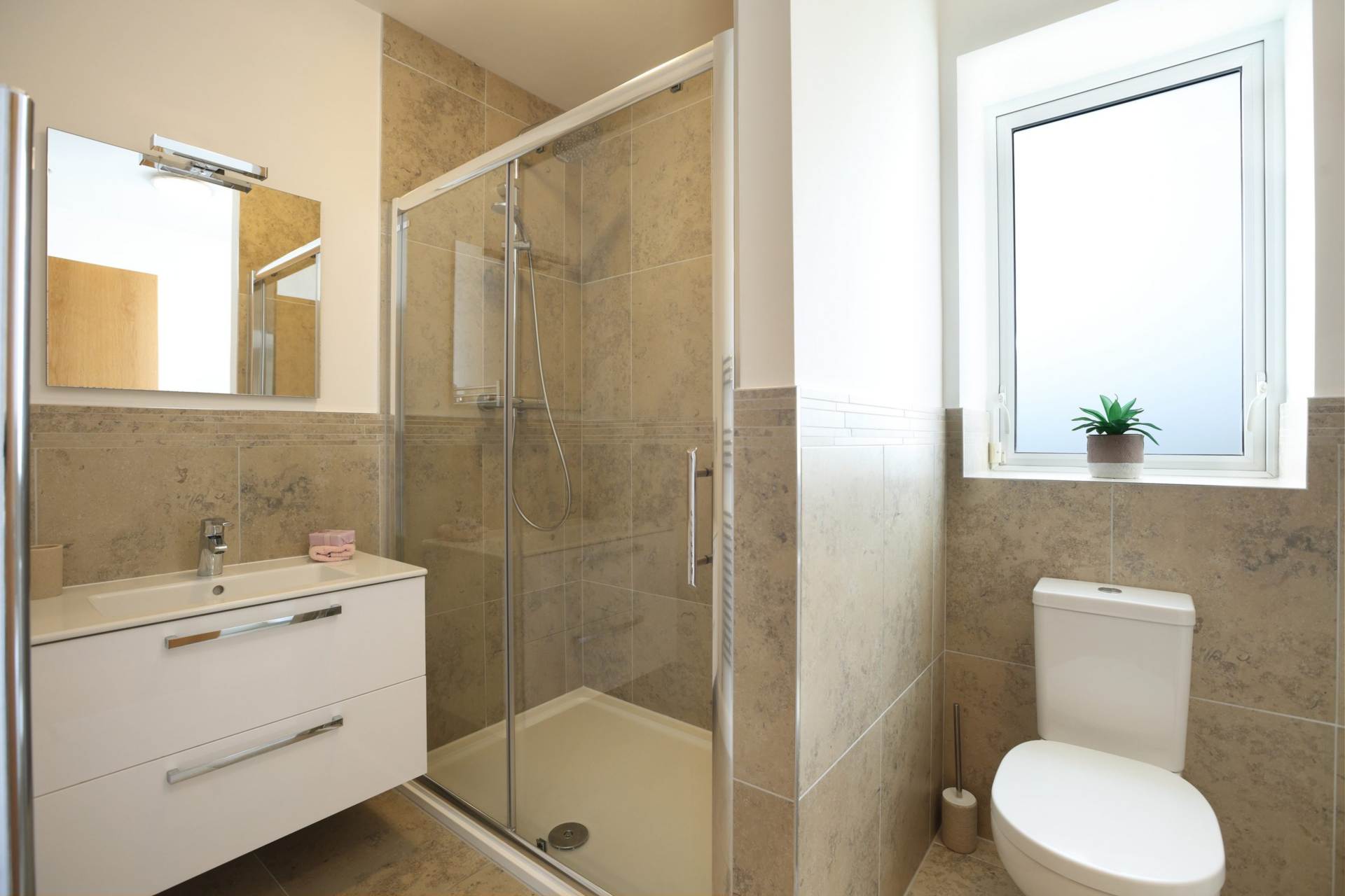 Cualanor Crescent, Cualanor