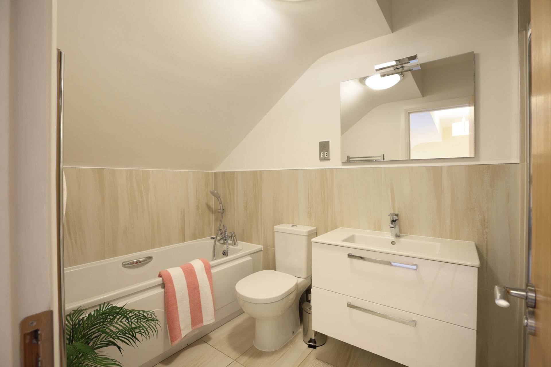 Cualanor Crescent, Cualanor