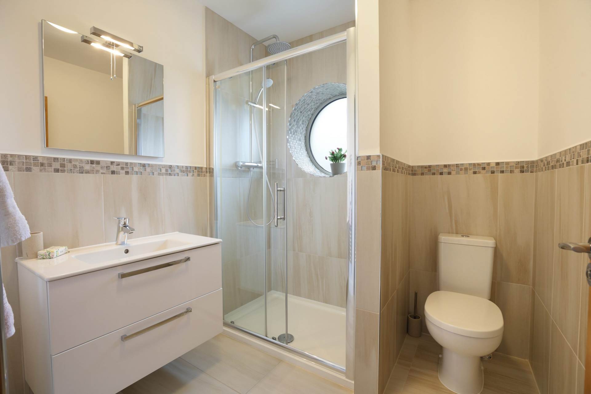 Cualanor Crescent, Cualanor