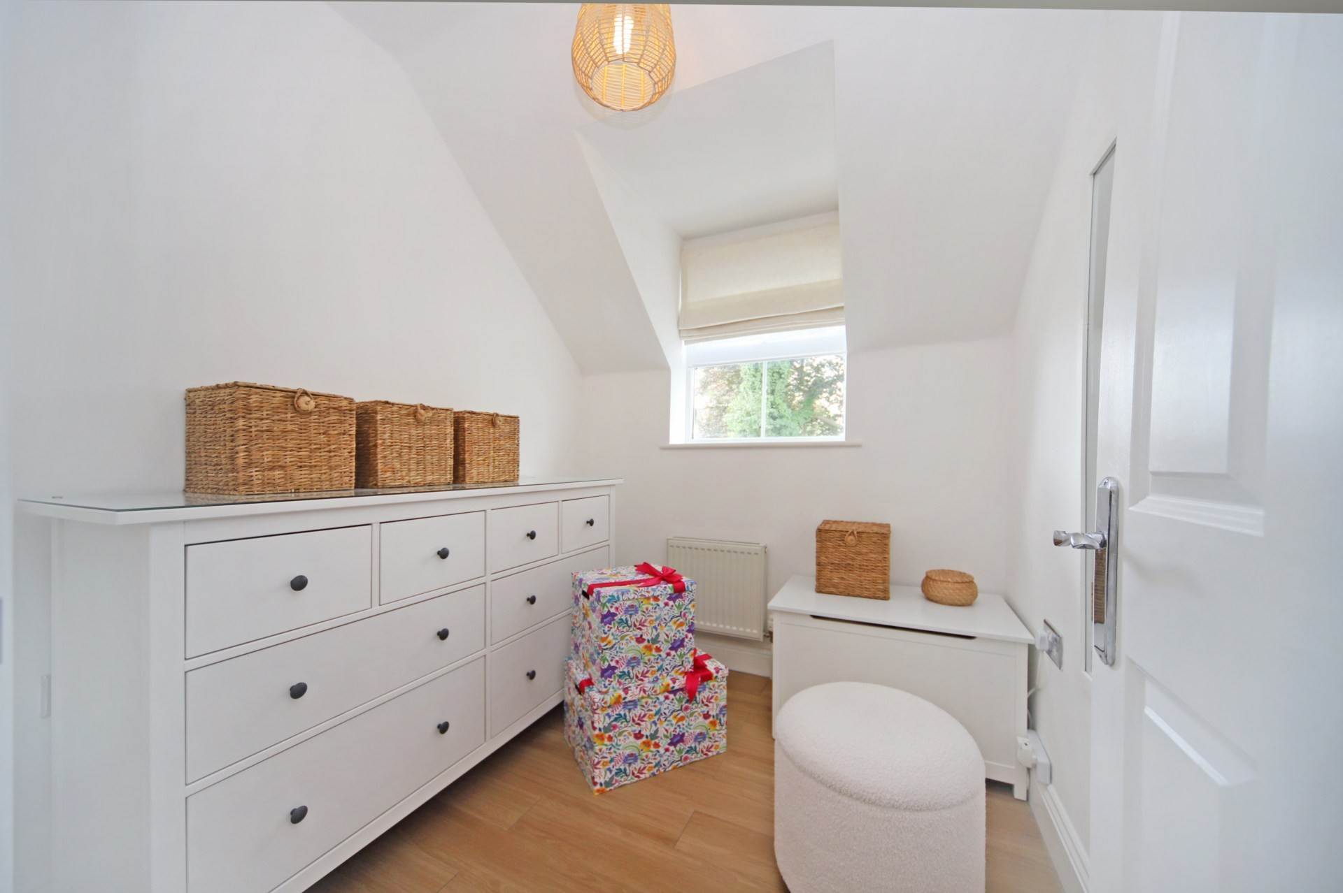 Aston Clinton, Image 7