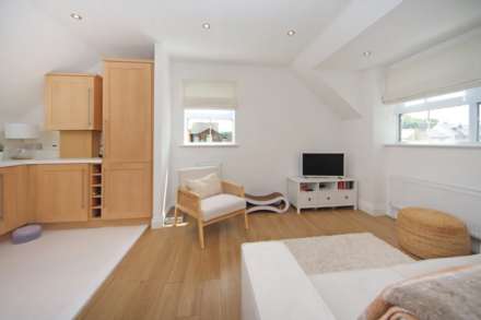 Aston Clinton, Image 4