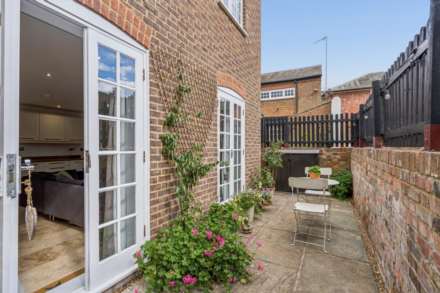 Bank Mews, High Street, Tring, Image 20
