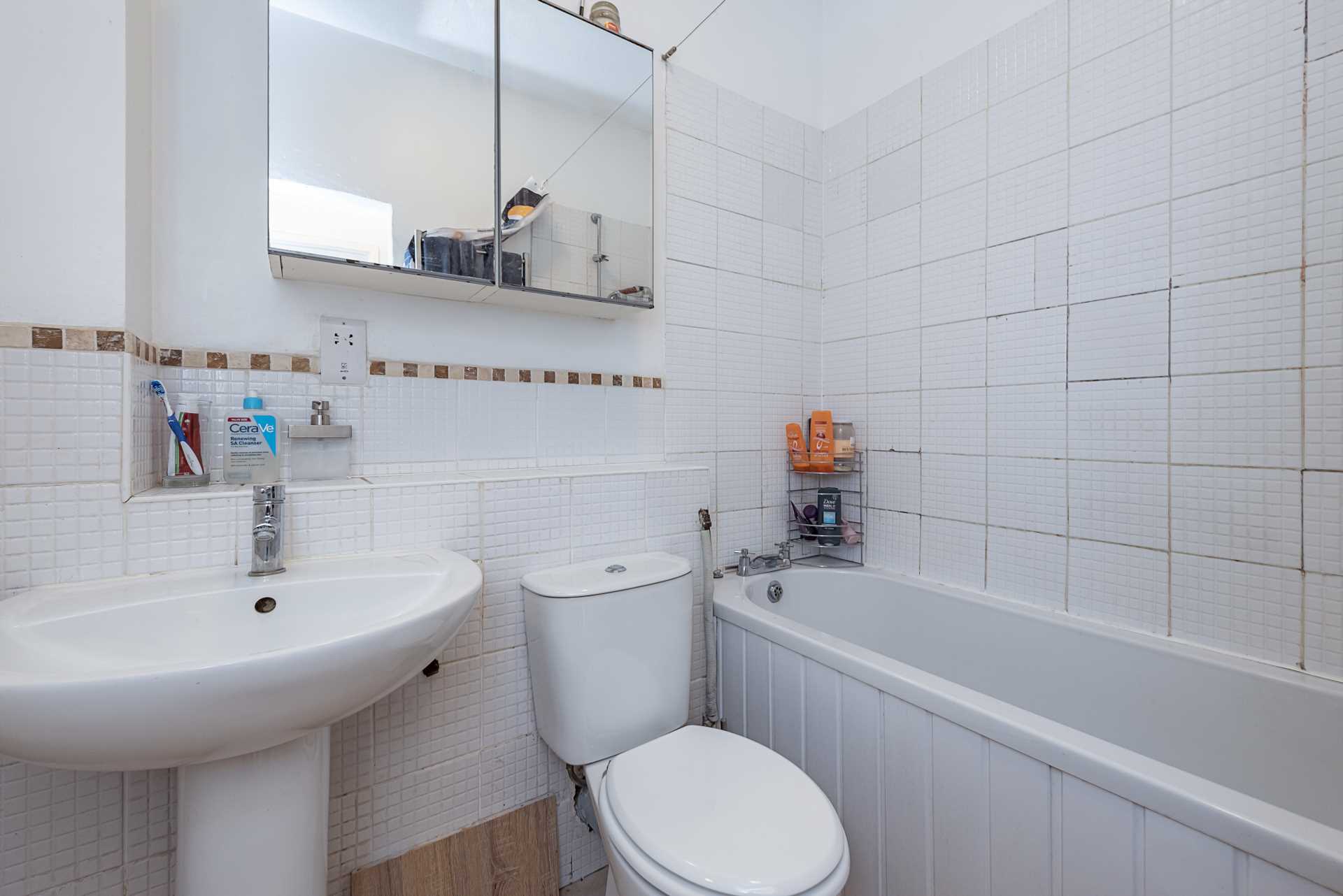 Royal Court, Tring Station, Image 9