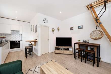 Royal Court, Tring Station, Image 2