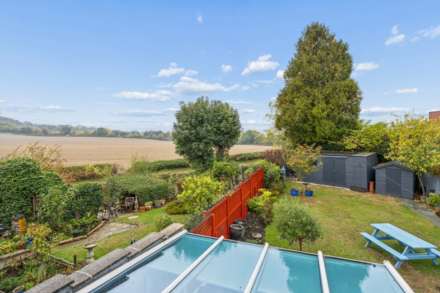 Aston Clinton, Image 3