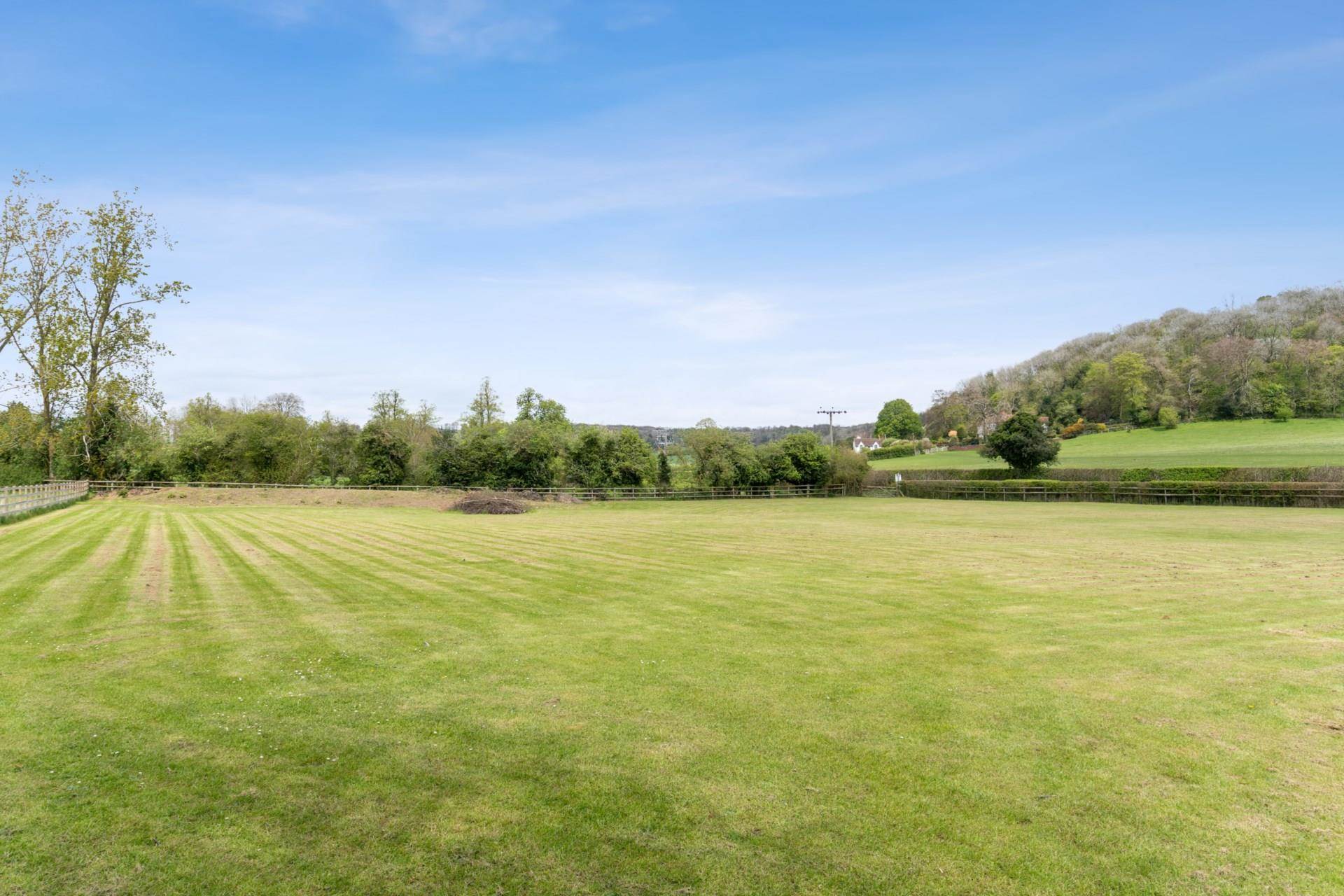 Aldbury - perfectly placed building plot, Image 16