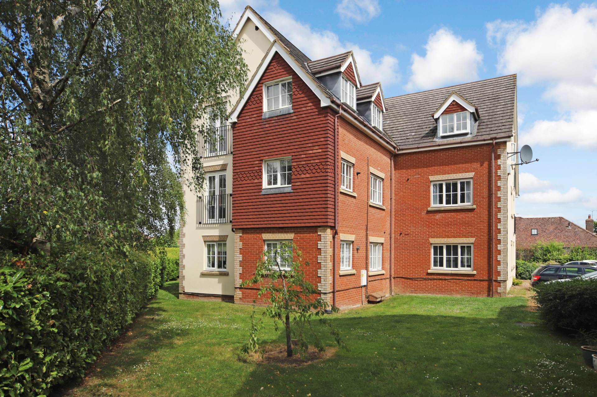 Aston Clinton, Image 1