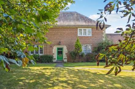 2 Bedroom Flat, Burnhams Field, Weston Turville