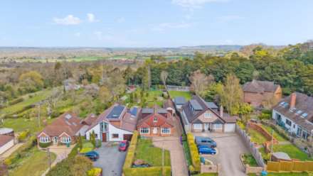Aston Clinton, Image 3
