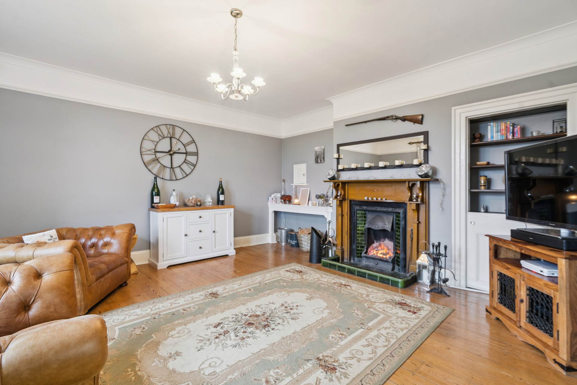 Aston Clinton, Image 3