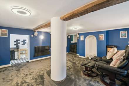 Aston Clinton, Image 10