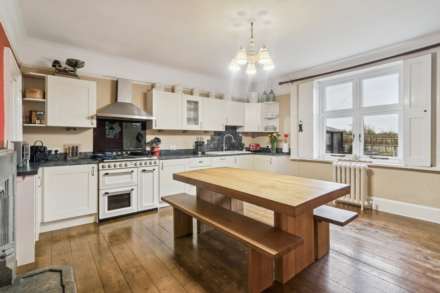 Aston Clinton, Image 4