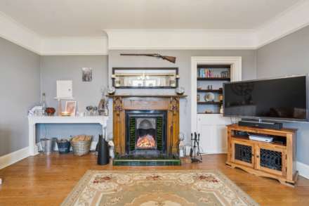 Aston Clinton, Image 5