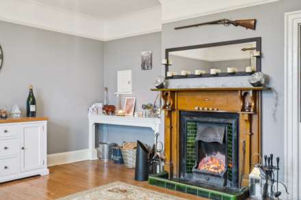 Aston Clinton, Image 6