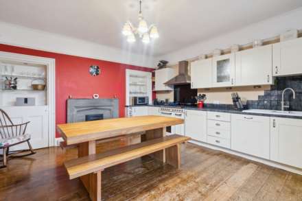 Aston Clinton, Image 8