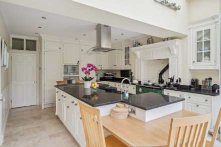 Chipperfield Road, Bovingdon, Image 17