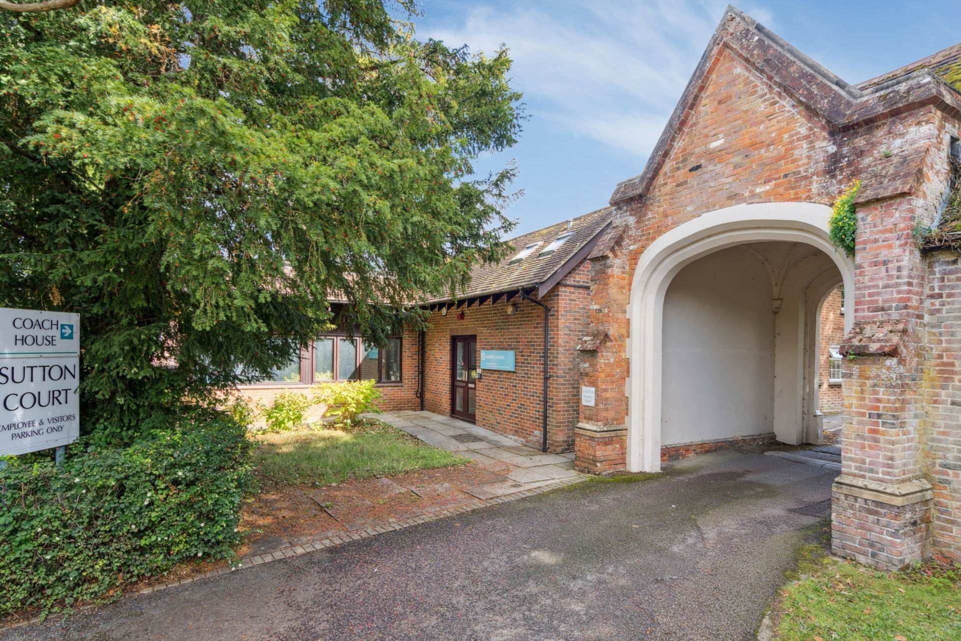 Sutton Court, Church Yard, Tring, Image 12
