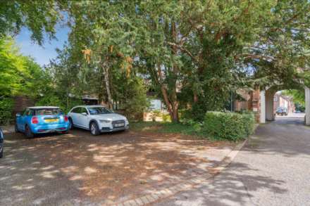 Sutton Court, Church Yard, Tring, Image 13