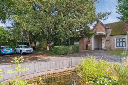 Sutton Court, Church Yard, Tring, Image 14