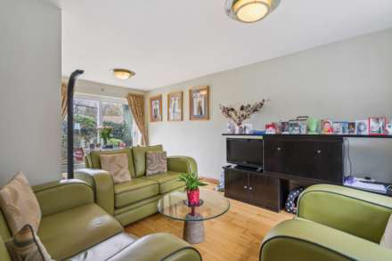 Parsonage Court, Tring, Image 2