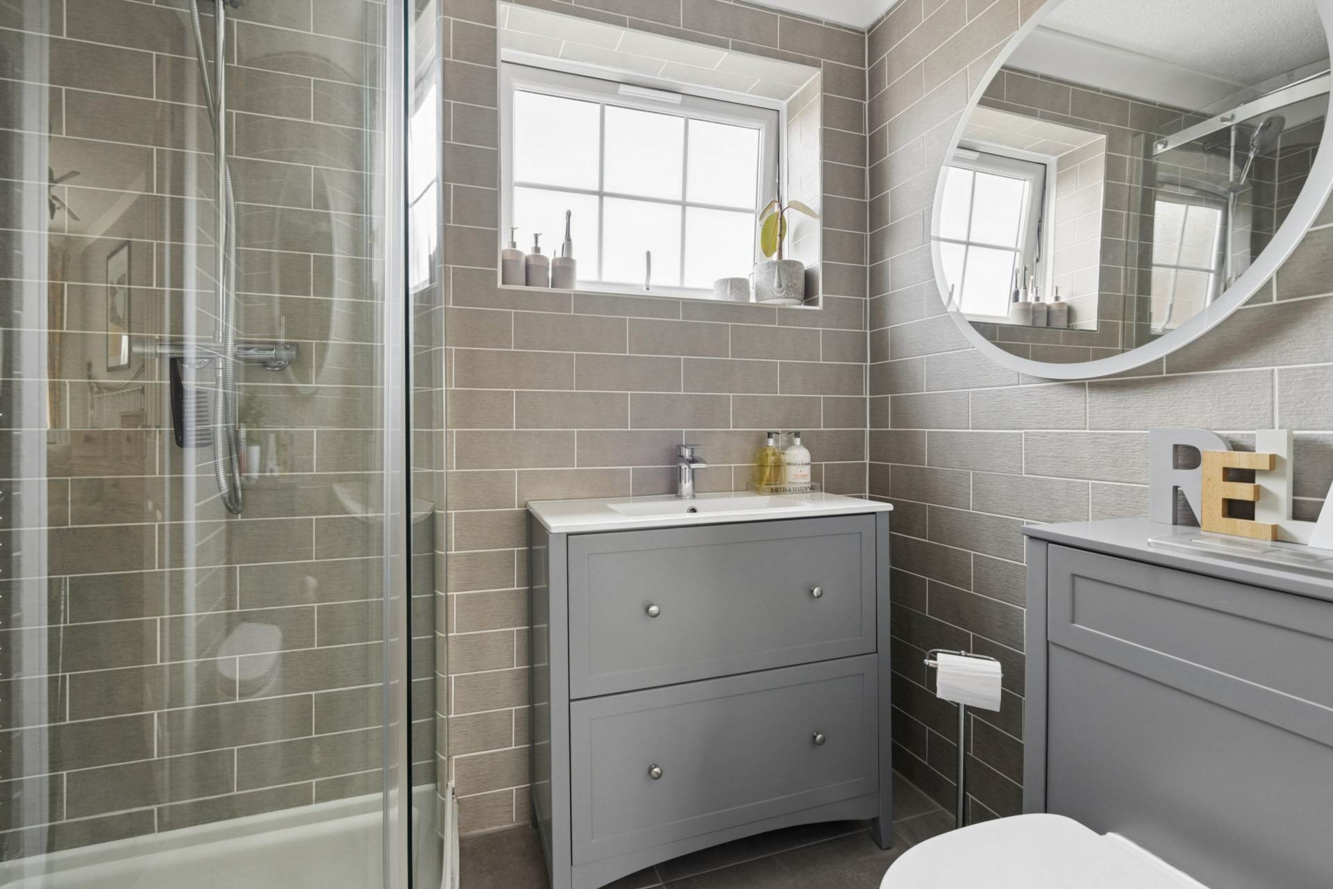 Grenadine Way, Tring, Image 18