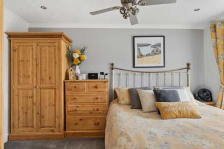 Grenadine Way, Tring, Image 17