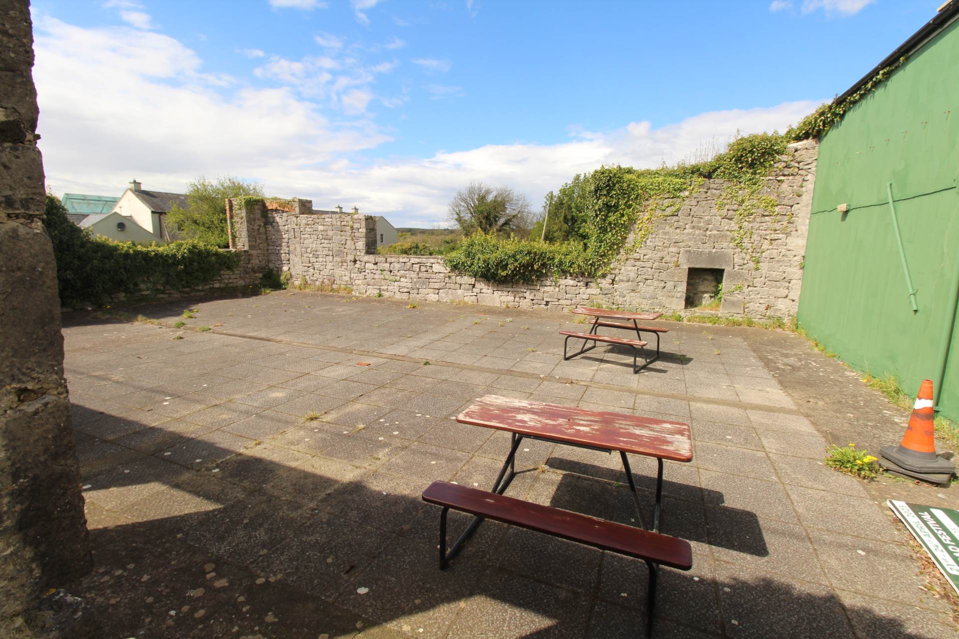 Linnane`s Pub, Kilfenora, Co. Clare Linnane`s Pub, Kilfenora, Co. Clare