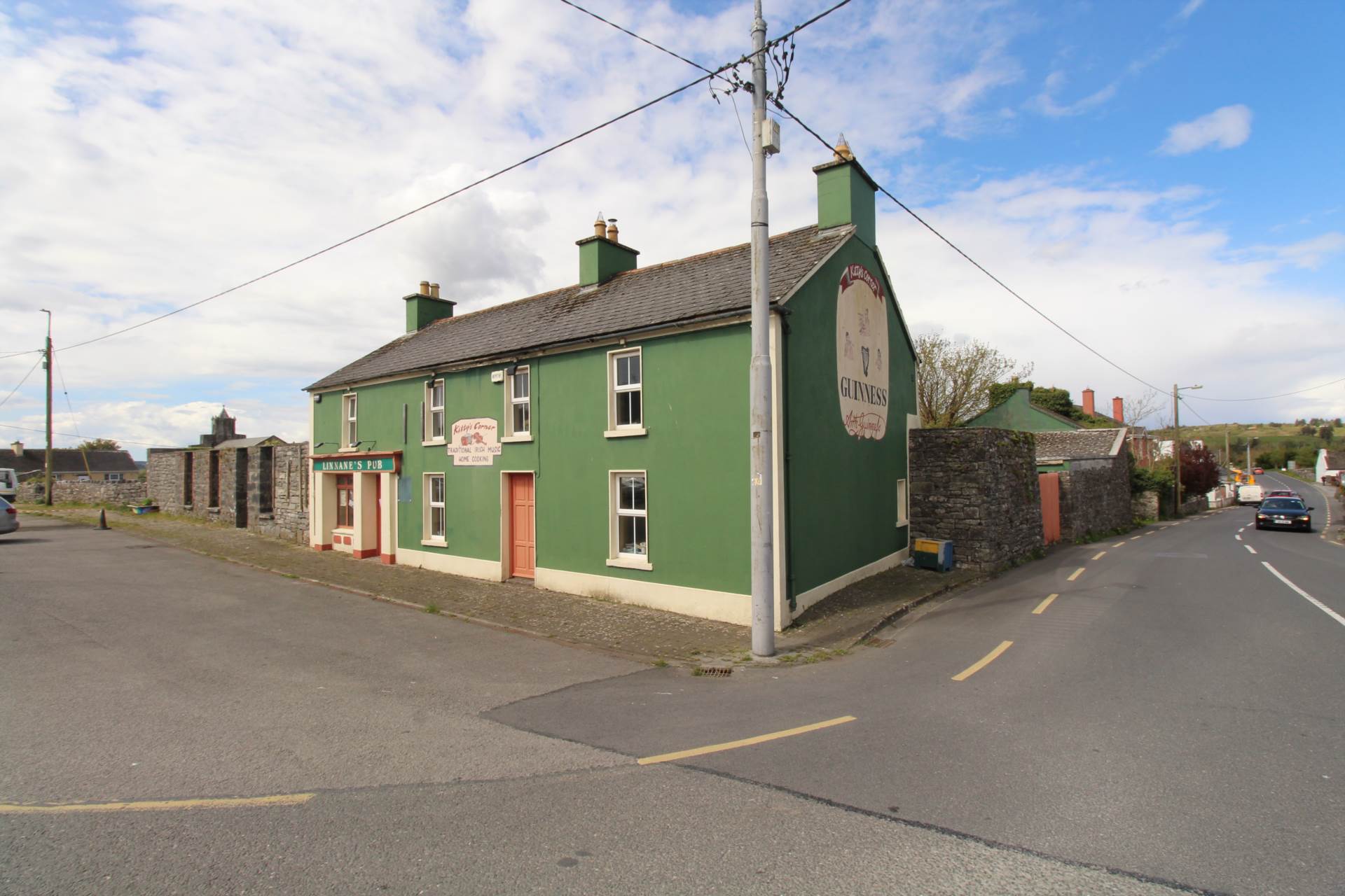 Linnane`s Pub, Kilfenora, Co. Clare Linnane`s Pub, Kilfenora, Co. Clare