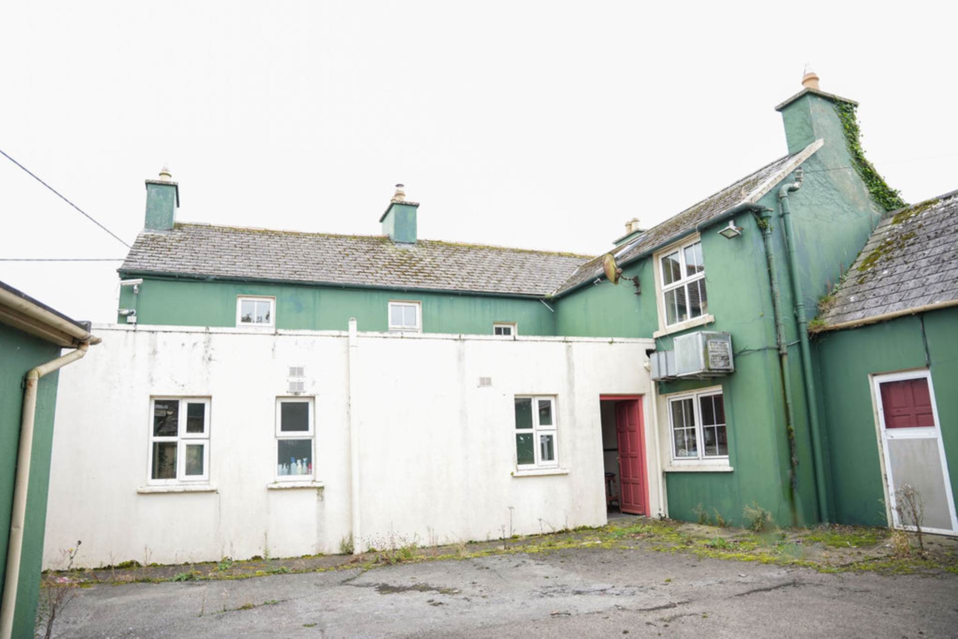 Linnane`s Pub, Kilfenora, Co. Clare Linnane`s Pub, Kilfenora, Co. Clare