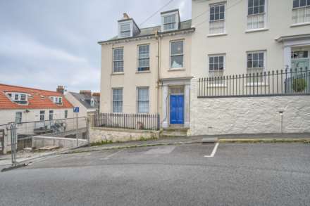 2 Bedroom Flat, Flat 2 Bas De Mont, Mount Hermon, St Peter Port