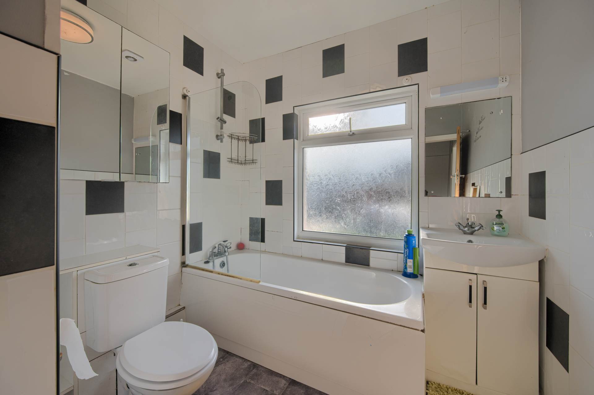 Avalon, Rue Des Francais, Castel, Image 10