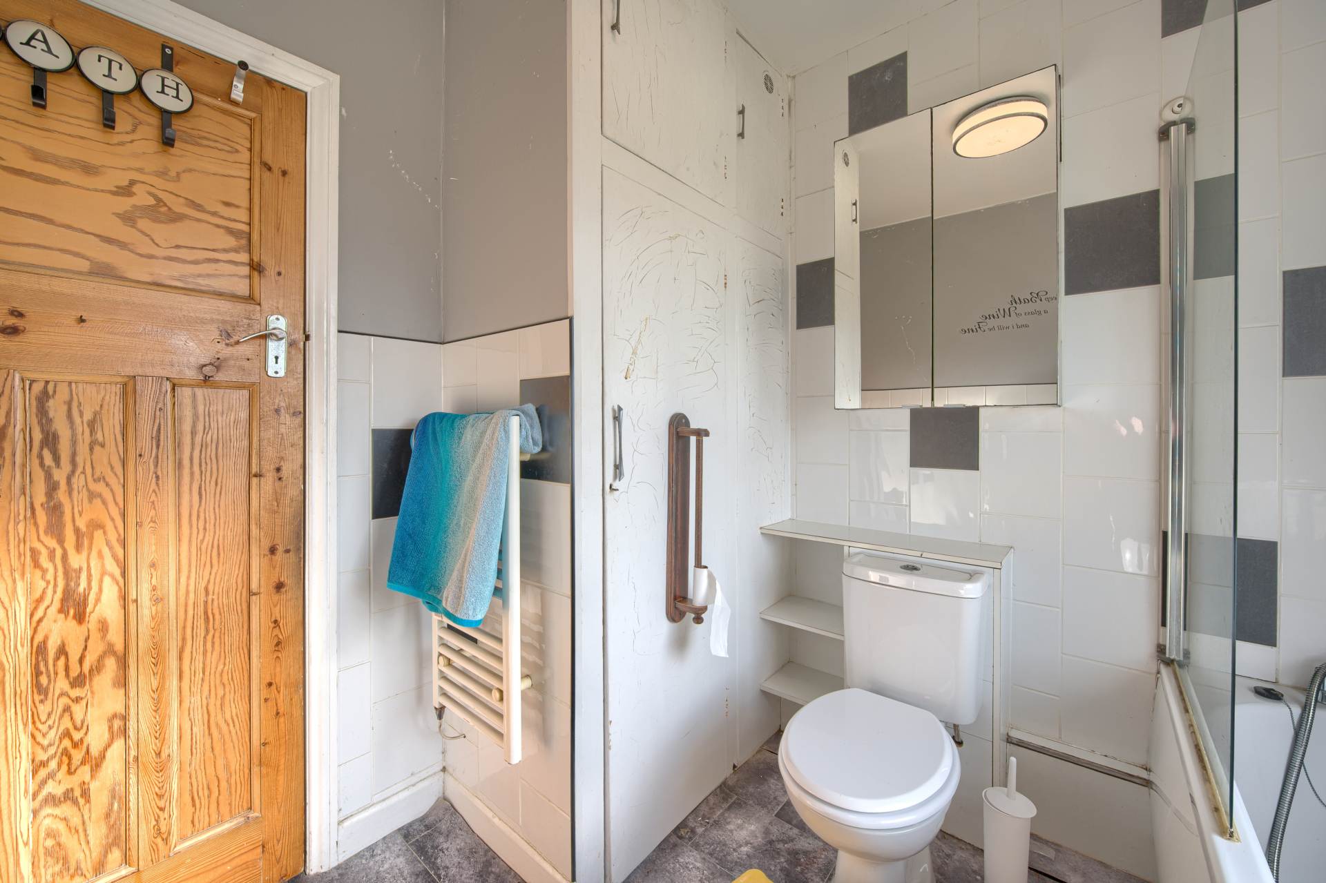 Avalon, Rue Des Francais, Castel, Image 11