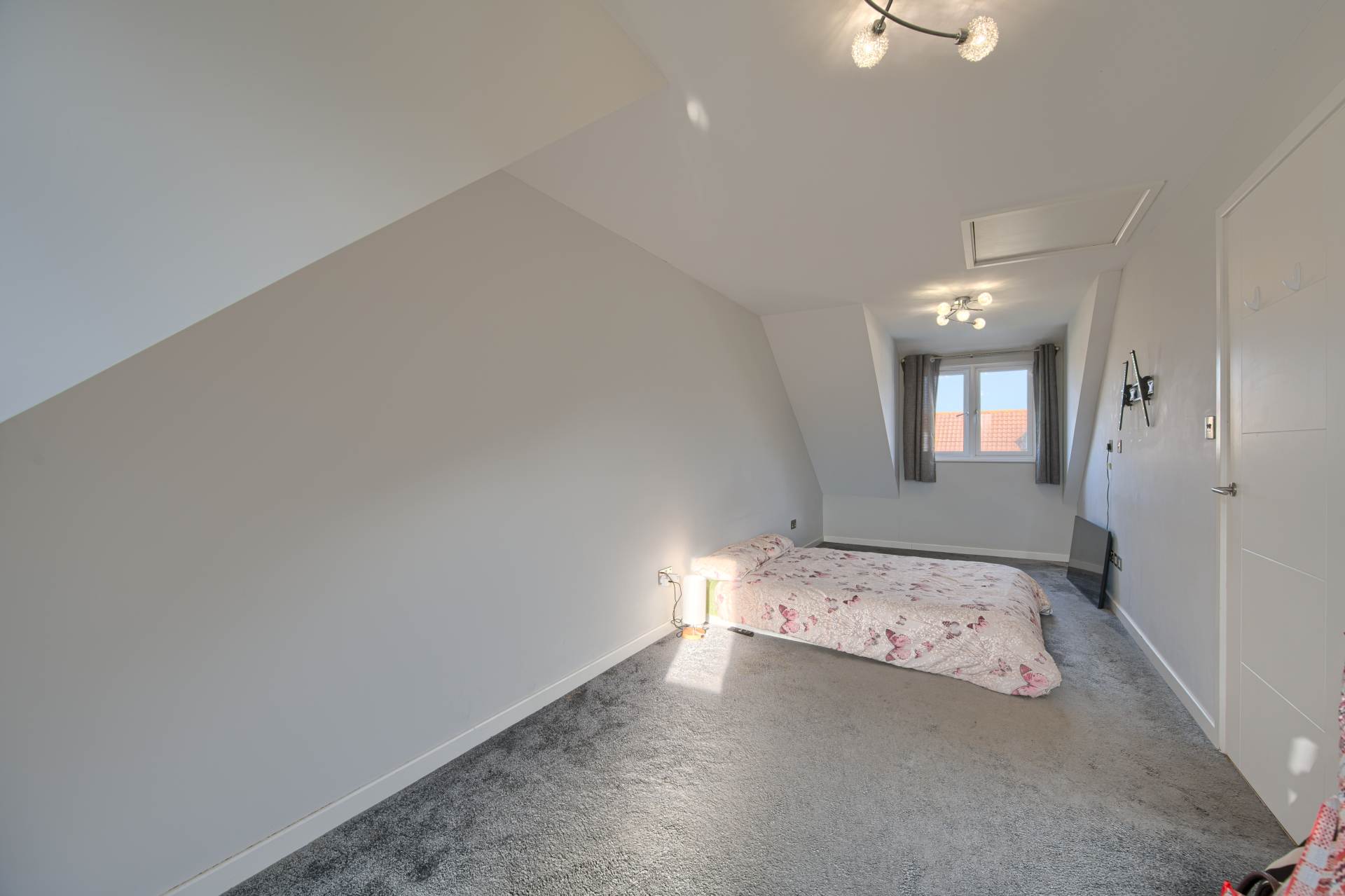 Avalon, Rue Des Francais, Castel, Image 12