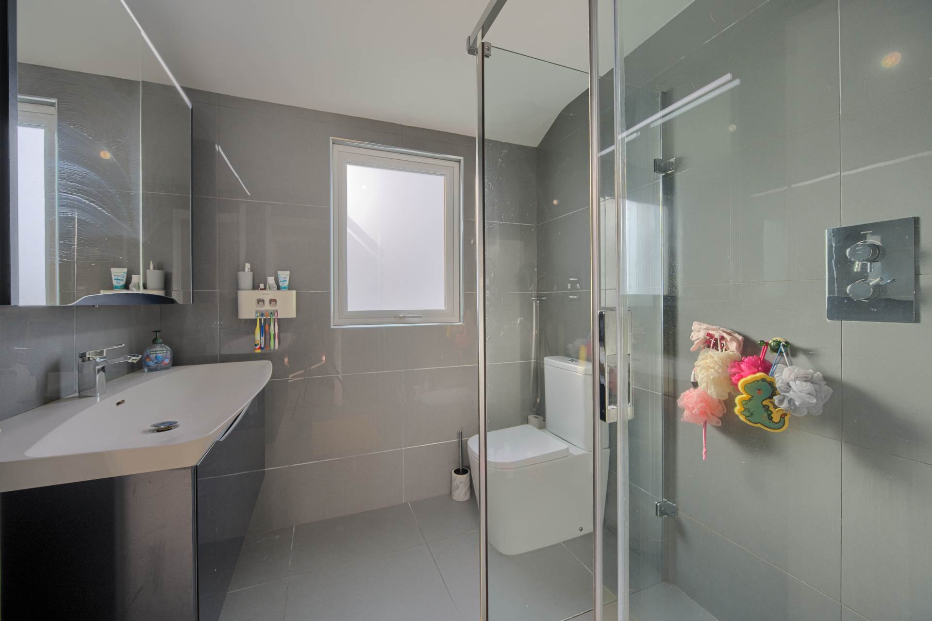 Avalon, Rue Des Francais, Castel, Image 15