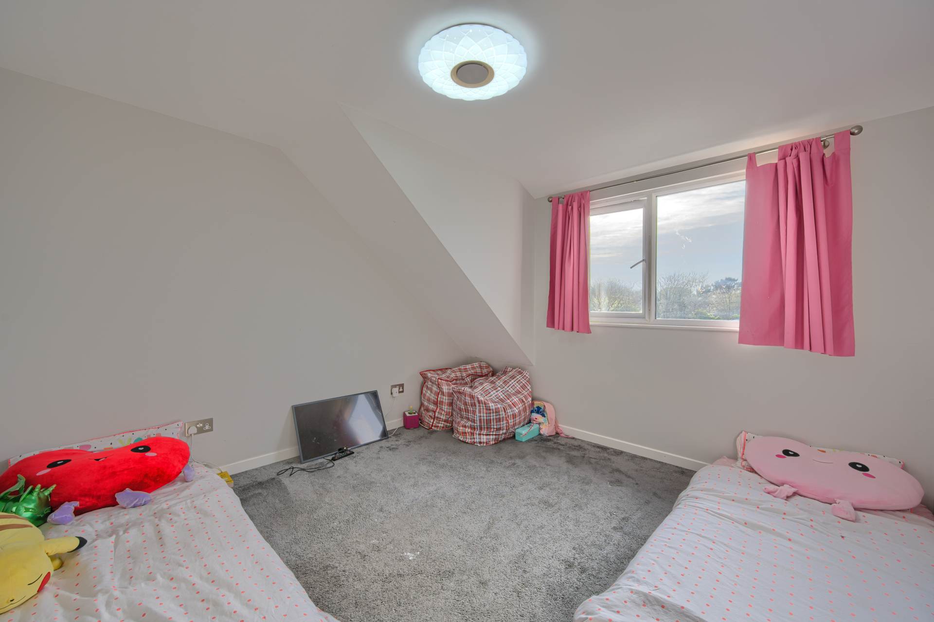 Avalon, Rue Des Francais, Castel, Image 16