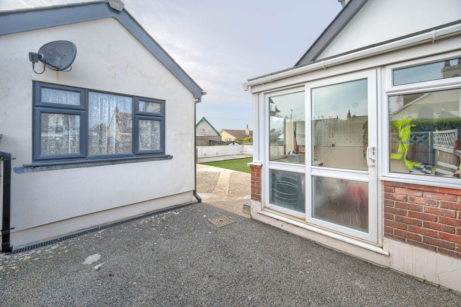 Avalon, Rue Des Francais, Castel, Image 19