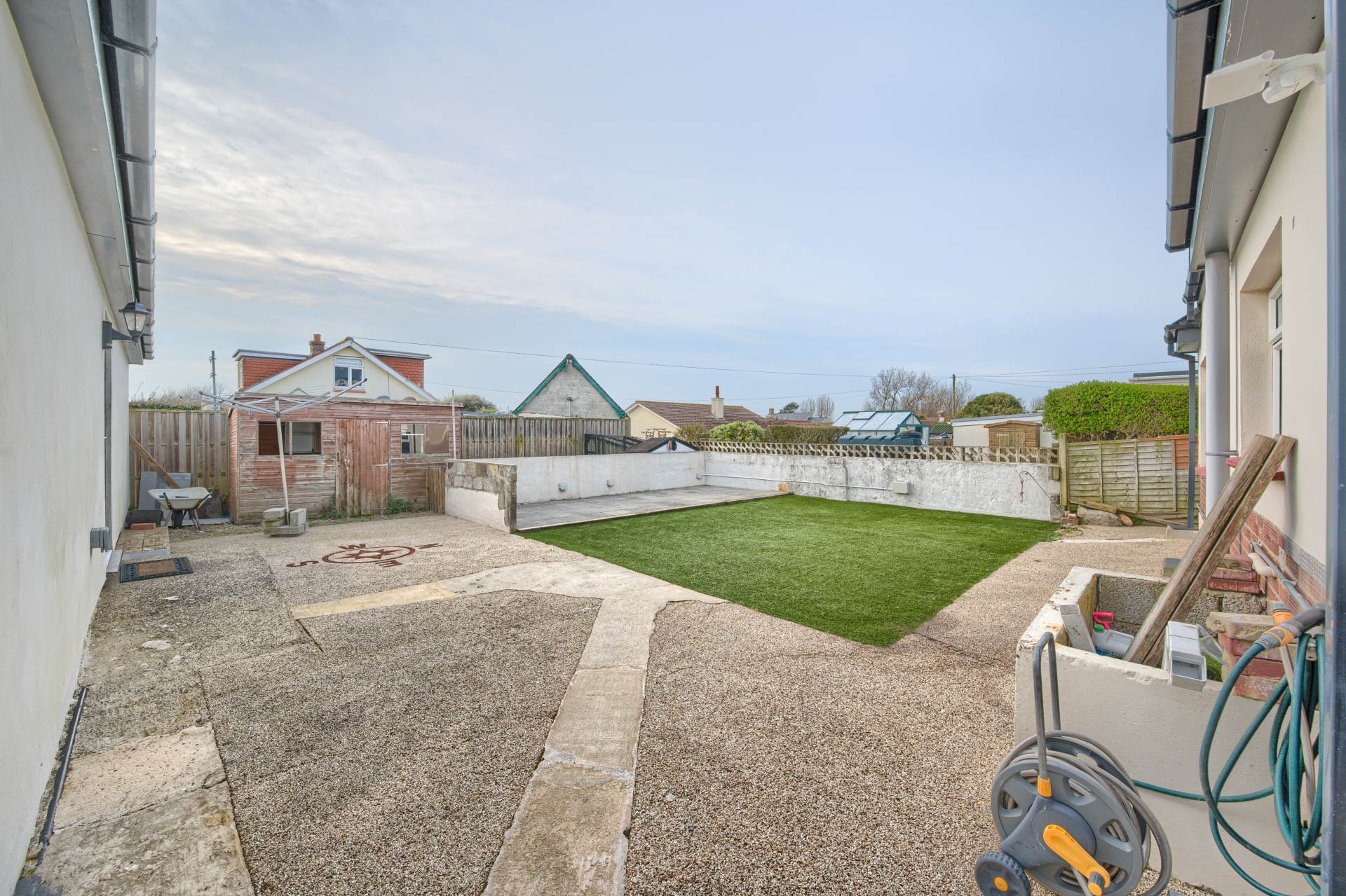 Avalon, Rue Des Francais, Castel, Image 20