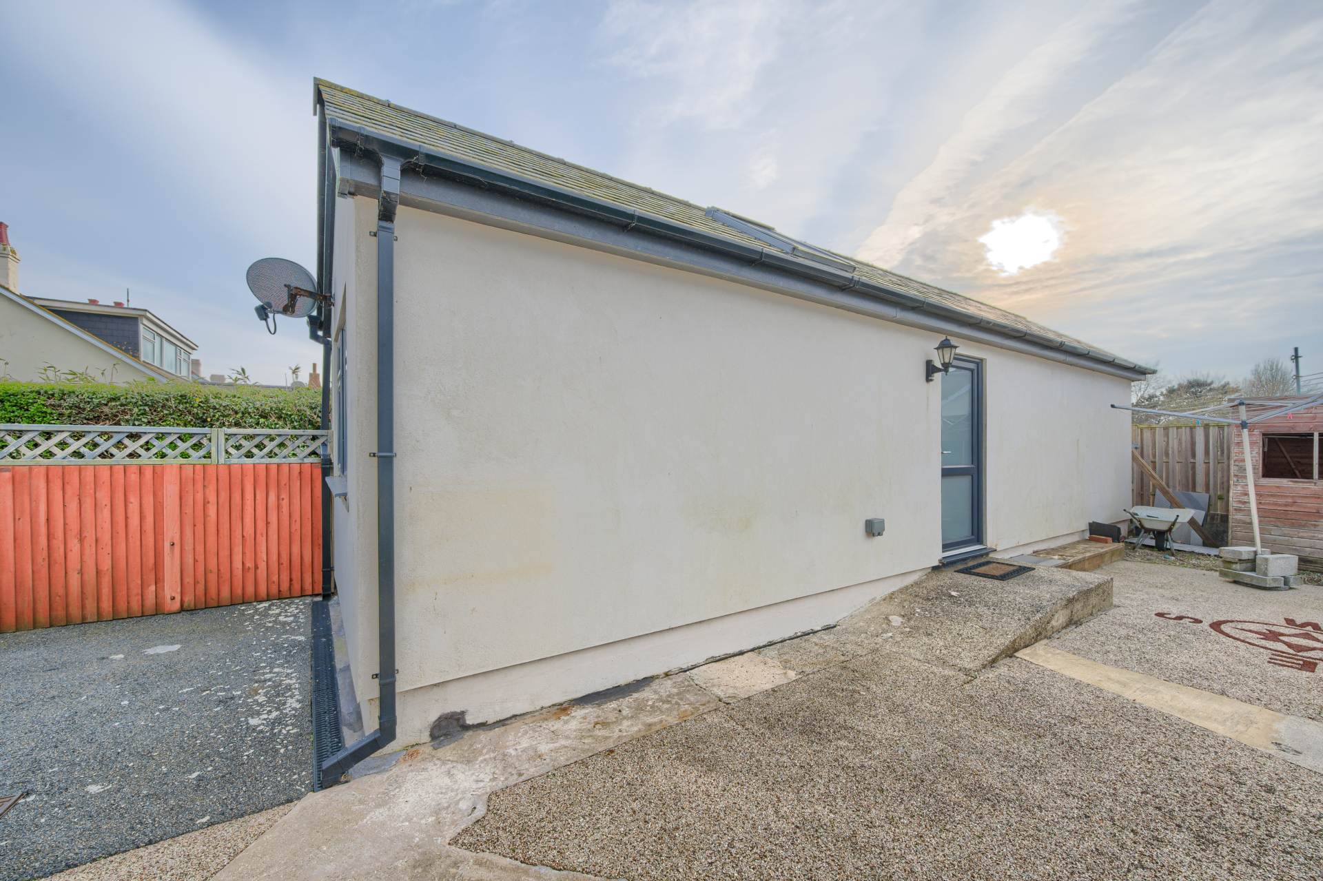 Avalon, Rue Des Francais, Castel, Image 22