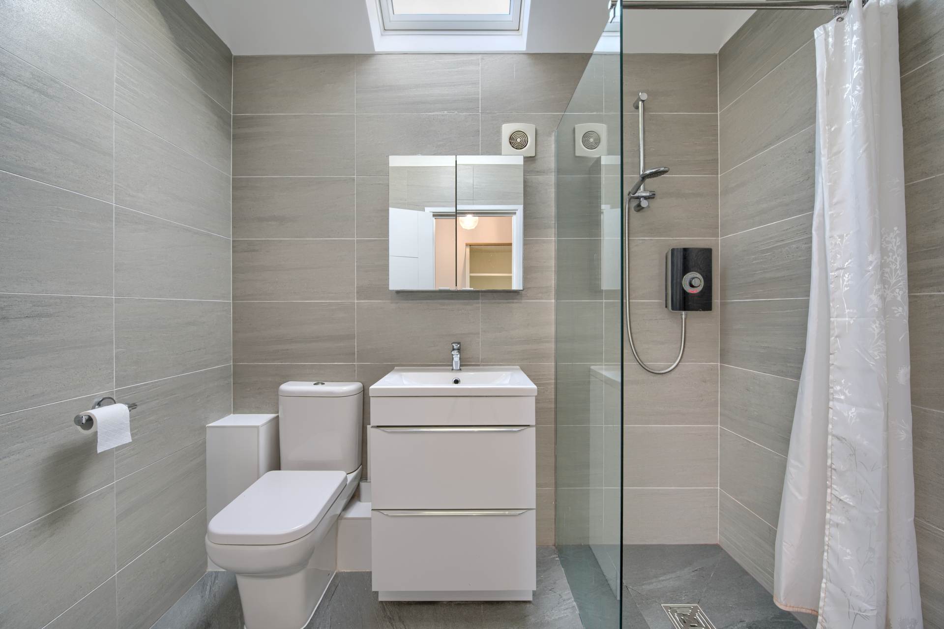 Avalon, Rue Des Francais, Castel, Image 25