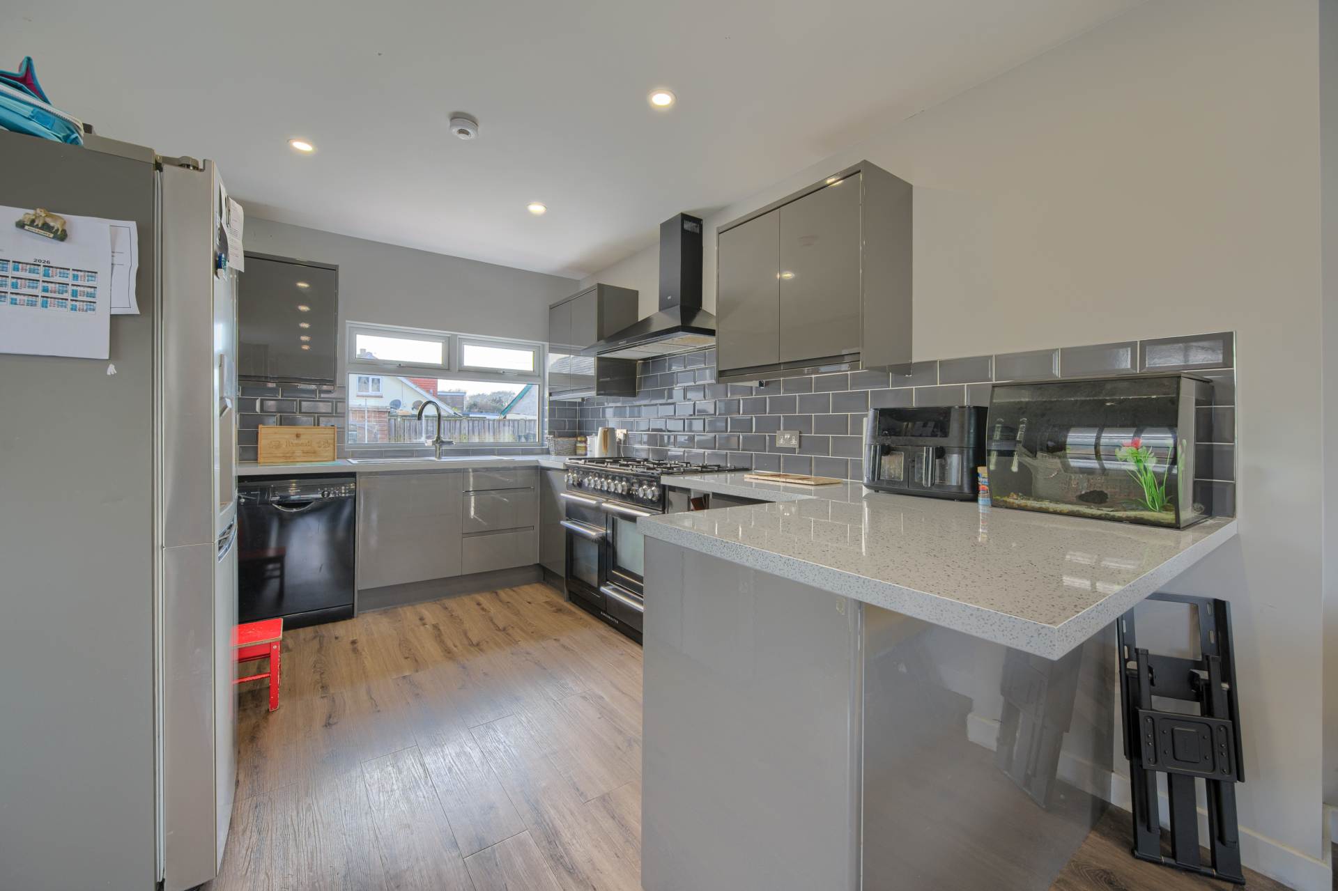 Avalon, Rue Des Francais, Castel, Image 5