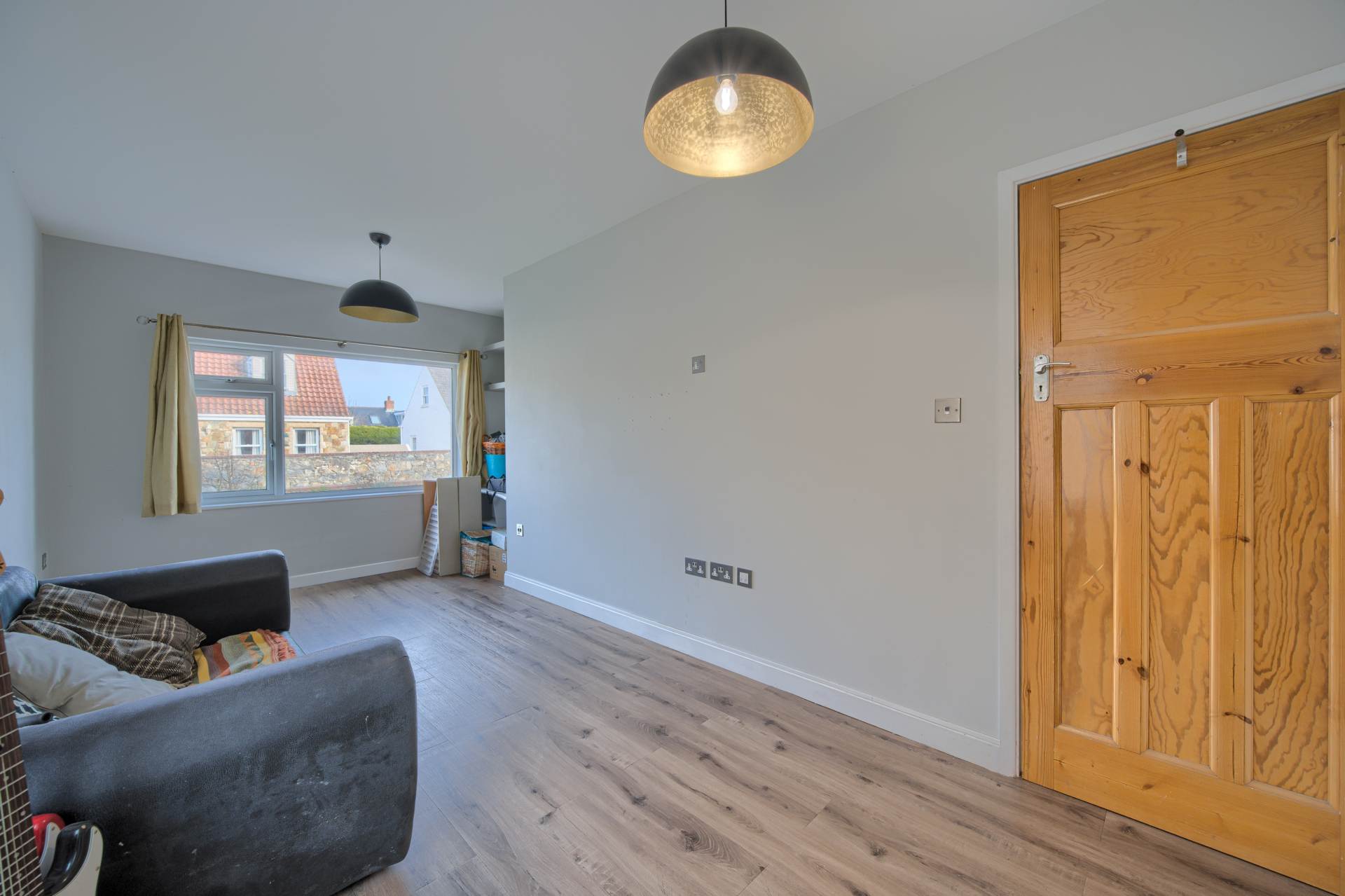 Avalon, Rue Des Francais, Castel, Image 7