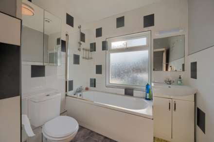 Avalon, Rue Des Francais, Castel, Image 10